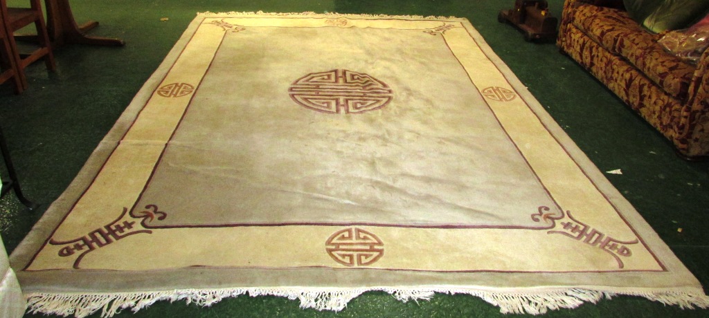 LARGE CREAM GROUND FLOOR RUG WITH CENTRAL MEDALLION