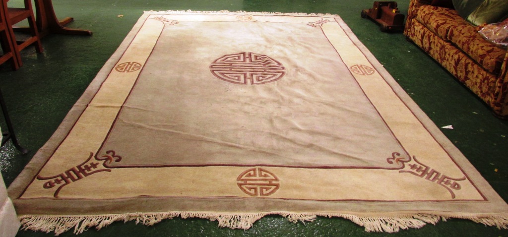 LARGE CREAM GROUND FLOOR RUG WITH CENTRAL MEDALLION - Image 2 of 2