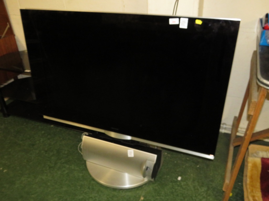 BANG AND OLUFSEN BEO VISION 7-40 TV ON MOTORISED STAND (NO REMOTE)
