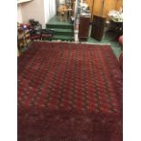 LARGE KESHAN RED GROUND PATTERNED FLOOR RUG WITH TASSELLED ENDS