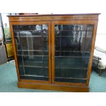 Edwardian glazed bookcase containing four shelves banded in satinwood and ebony stringing (142cm x