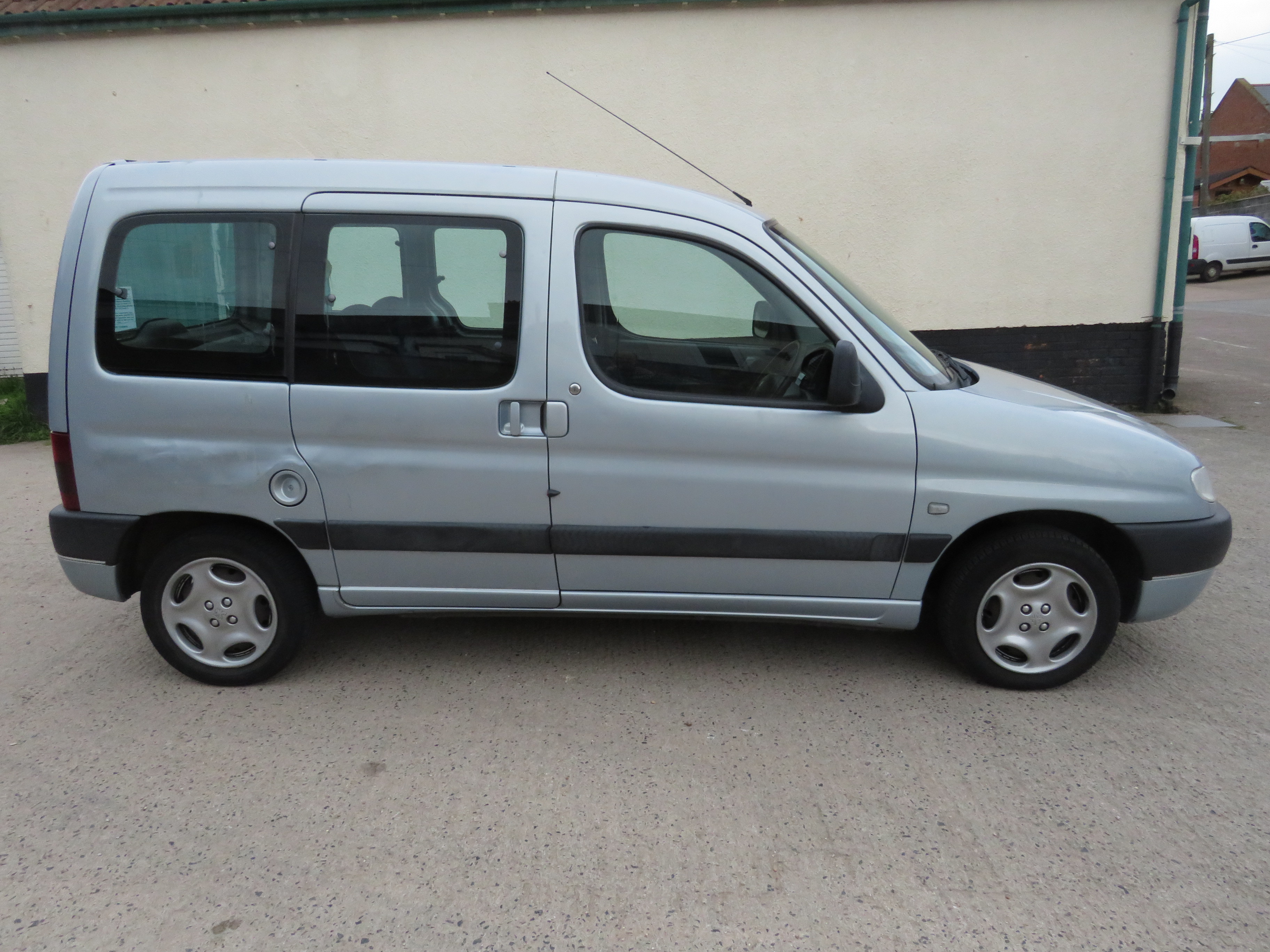 PEUGEOT PARTNER FIVE DOOR MPV, WN02 HNM - REGISTERED 29/04/02, 1868CC DIESEL ENGINE, MANUAL GEARBOX, - Image 2 of 10