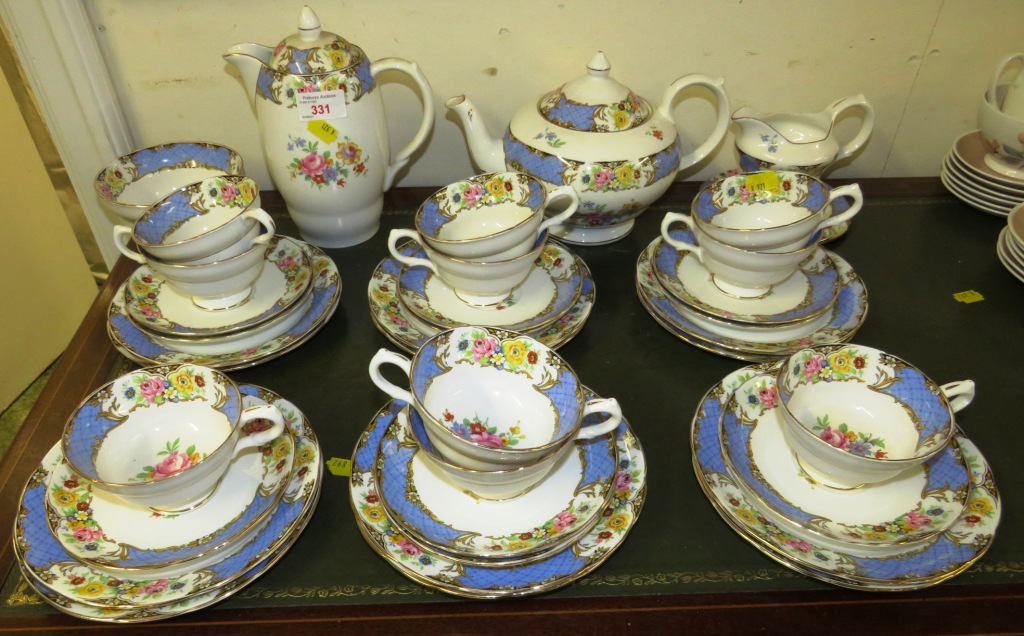 GROSVENOR CHINA 'YE OLD ENGLISH' TEA WARE