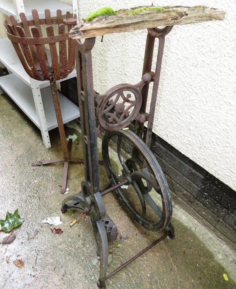 VINTAGE CAST METAL UPRIGHT PEDAL OPERATED MACHINE STAND