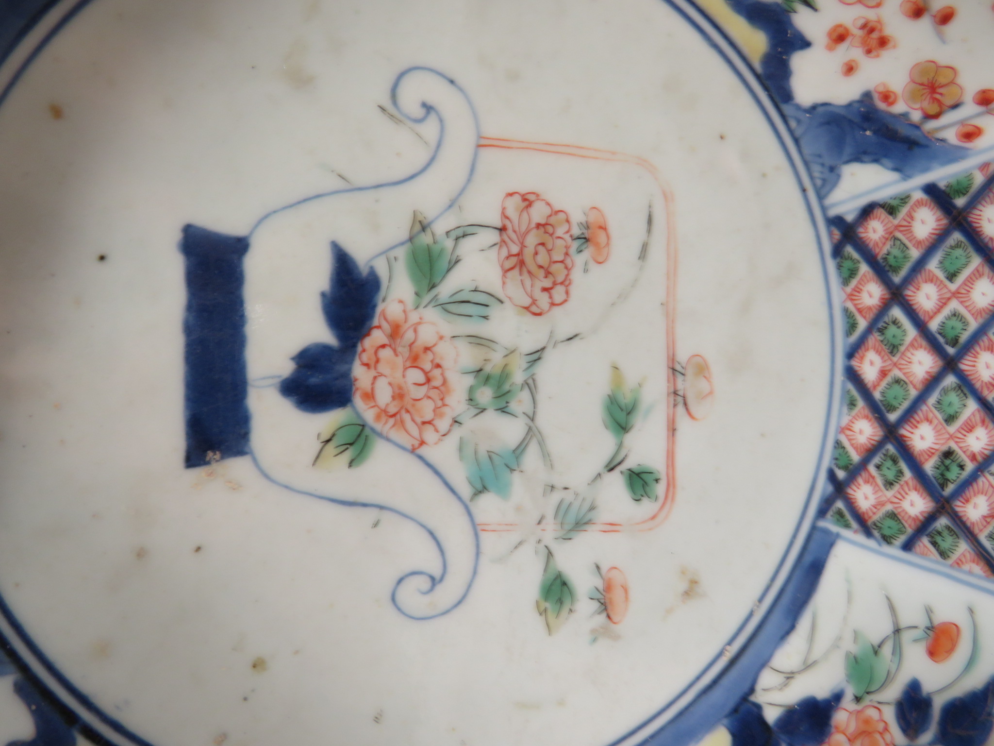 Chinese porcelain rounded octagonal bowl decorated in the famille verte palette with under glaze - Image 2 of 4