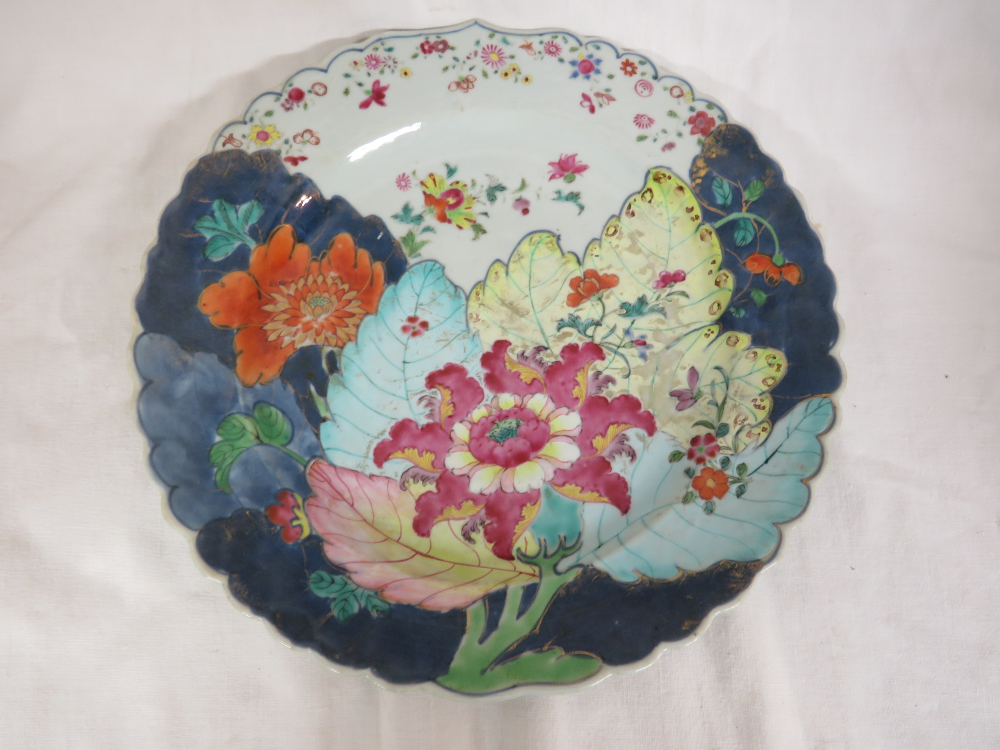 Two Chinese porcelain plates - the first with a wavy rim and extensive decoration in polychrome - Image 2 of 5