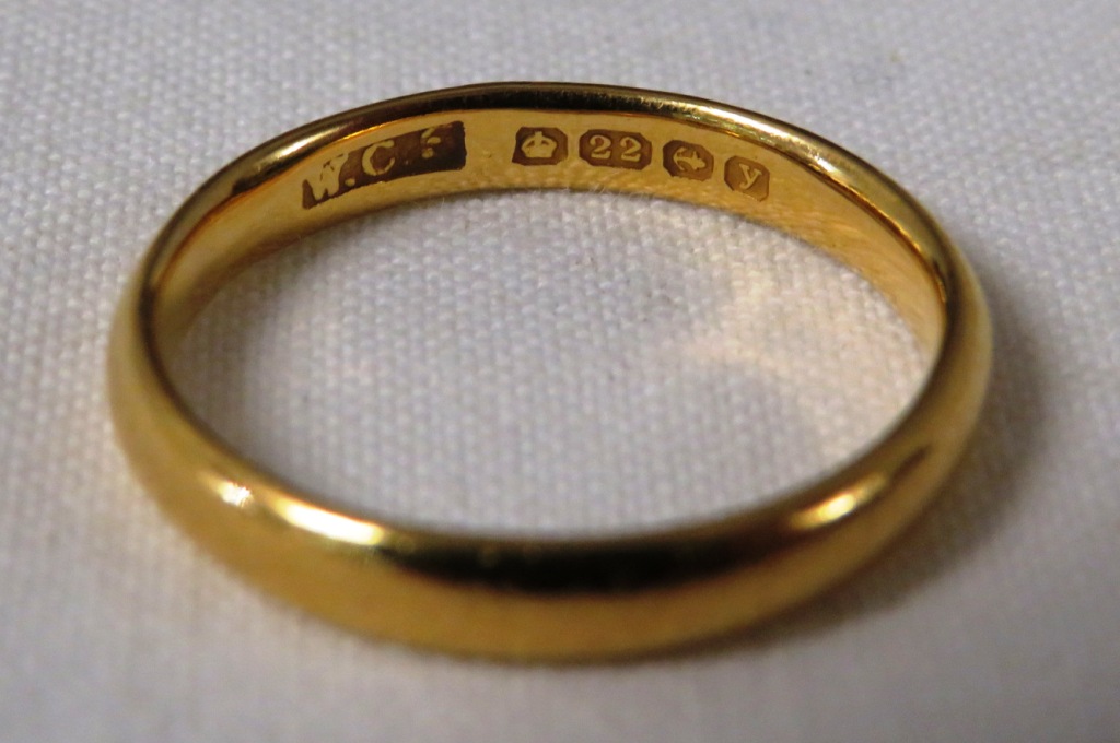 22 carat gold wedding ring, British hallmarks, 3.5g, with Hayles of Newport ring box