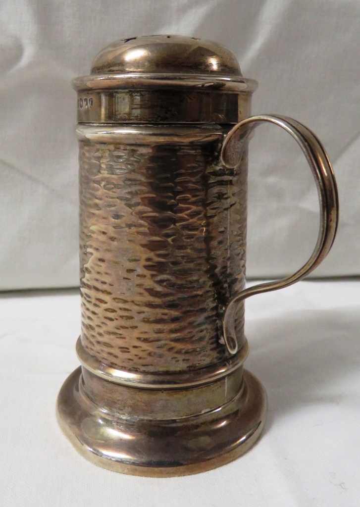 Silver pounce pot modelled as a tankard, marks for London, 1886, maker's stamp Hukin & Heath (John - Image 3 of 6