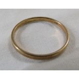 A yellow metal wedding ring stamped 375 (0.9g)