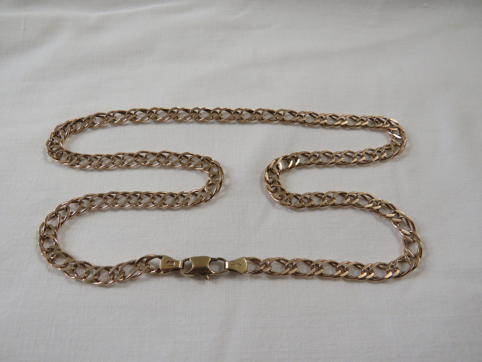 Unoarre yellow metal necklace of double links, stamped 375, length 46cm, 13g, with case - Image 2 of 2