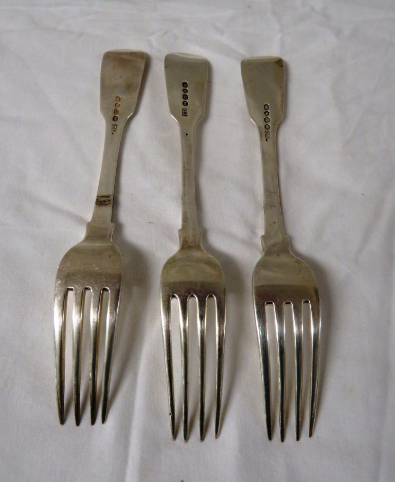 Three George IV silver fiddleback dinner forks engraved S to the terminals, marks for London, 1822 - Image 2 of 3