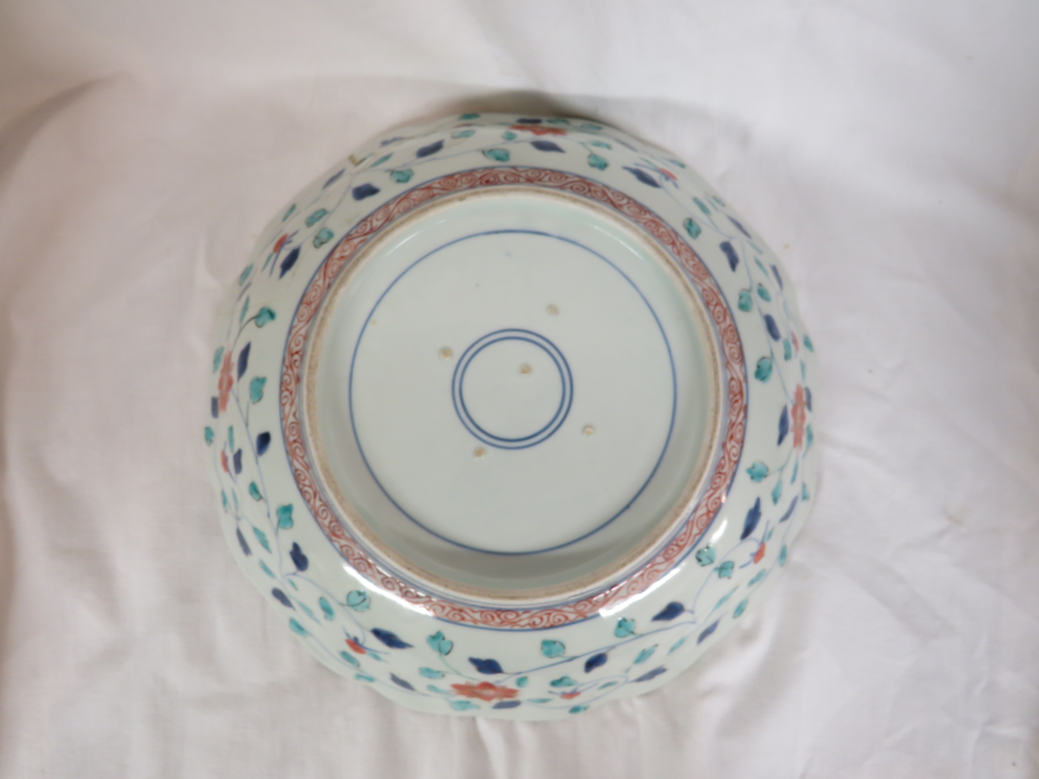 Chinese porcelain rounded octagonal bowl decorated in the famille verte palette with under glaze - Image 3 of 4