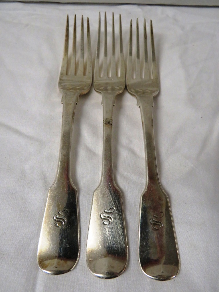 Three George IV silver fiddleback dinner forks engraved S to the terminals, marks for London, 1822