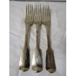 Three George IV silver fiddleback dinner forks engraved S to the terminals, marks for London, 1822