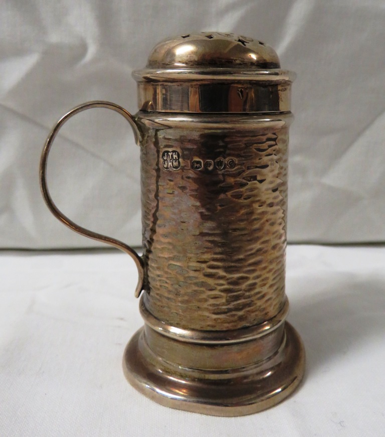 Silver pounce pot modelled as a tankard, marks for London, 1886, maker's stamp Hukin & Heath (John - Image 2 of 6