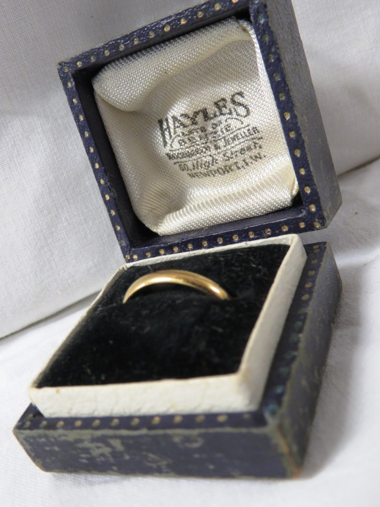 22 carat gold wedding ring, British hallmarks, 3.5g, with Hayles of Newport ring box - Image 2 of 3