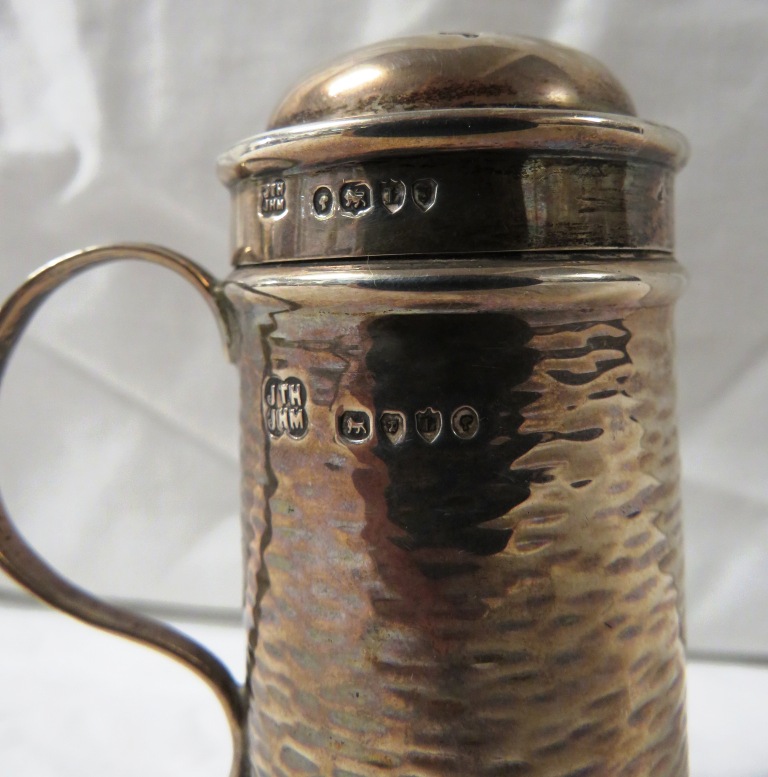 Silver pounce pot modelled as a tankard, marks for London, 1886, maker's stamp Hukin & Heath (John - Image 5 of 6