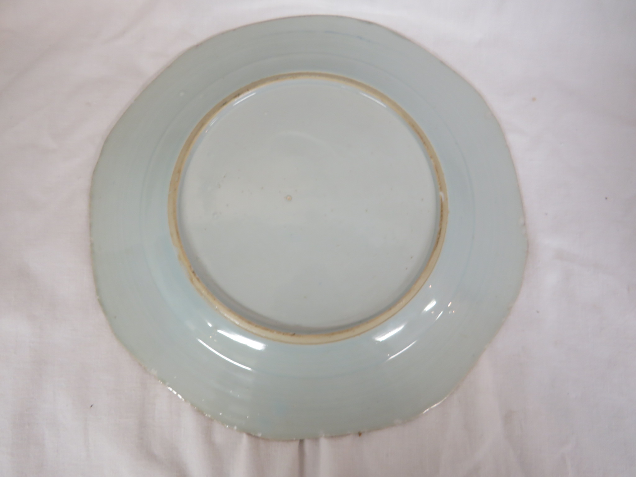 Two Chinese porcelain plates - the first with a wavy rim and extensive decoration in polychrome - Image 5 of 5