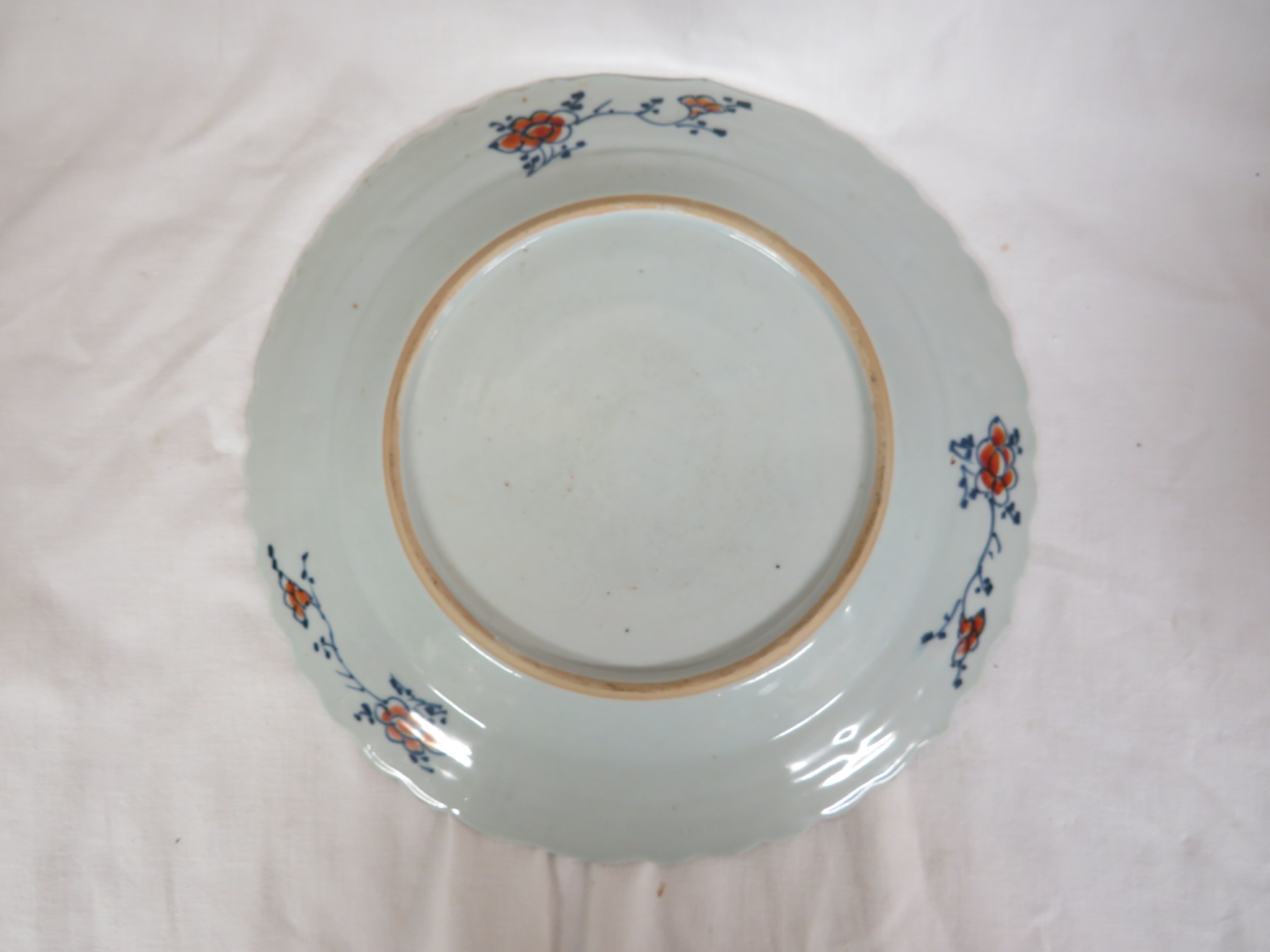 Two Chinese porcelain plates - the first with a wavy rim and extensive decoration in polychrome - Image 3 of 5