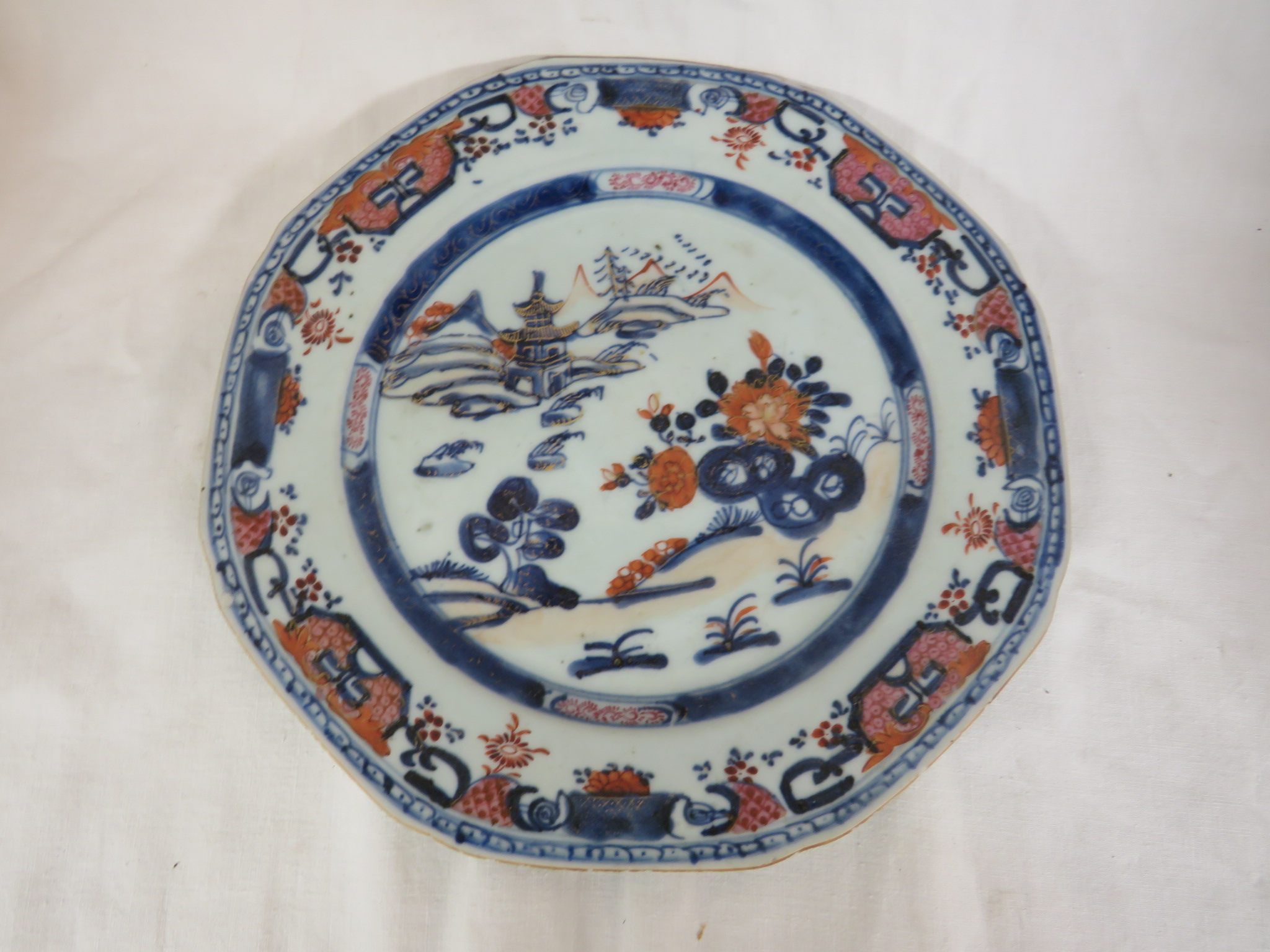 Two Chinese porcelain plates - the first with a wavy rim and extensive decoration in polychrome - Image 4 of 5