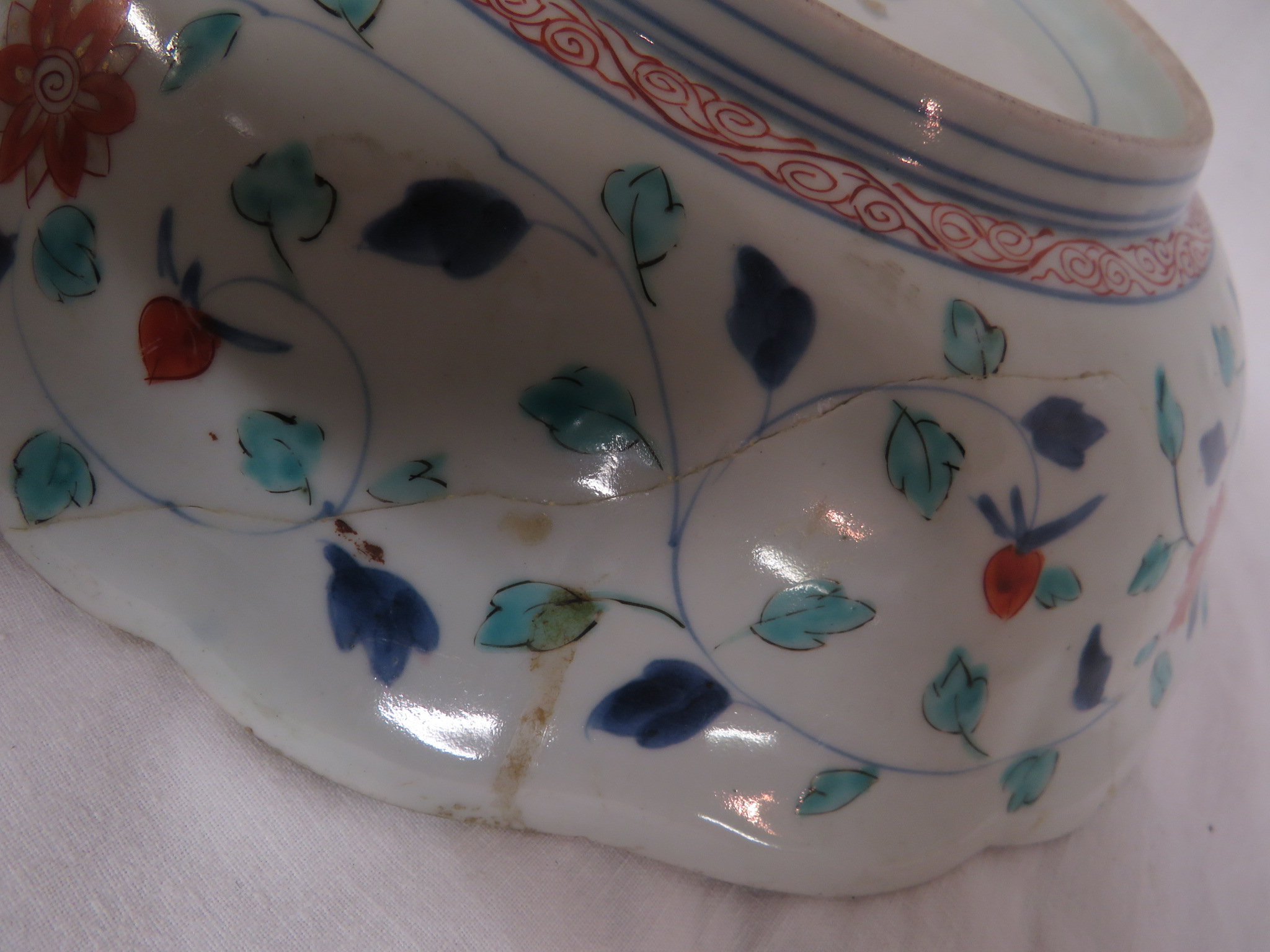 Chinese porcelain rounded octagonal bowl decorated in the famille verte palette with under glaze - Image 4 of 4