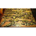 LARGE QUANTITY OF LEATHER MOUNTED HORSE BRASSES AND LOOSE HORSE BRASSES