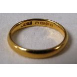 22 carat gold wedding ring, British hallmarks, 3.5g, with Hayles of Newport ring box