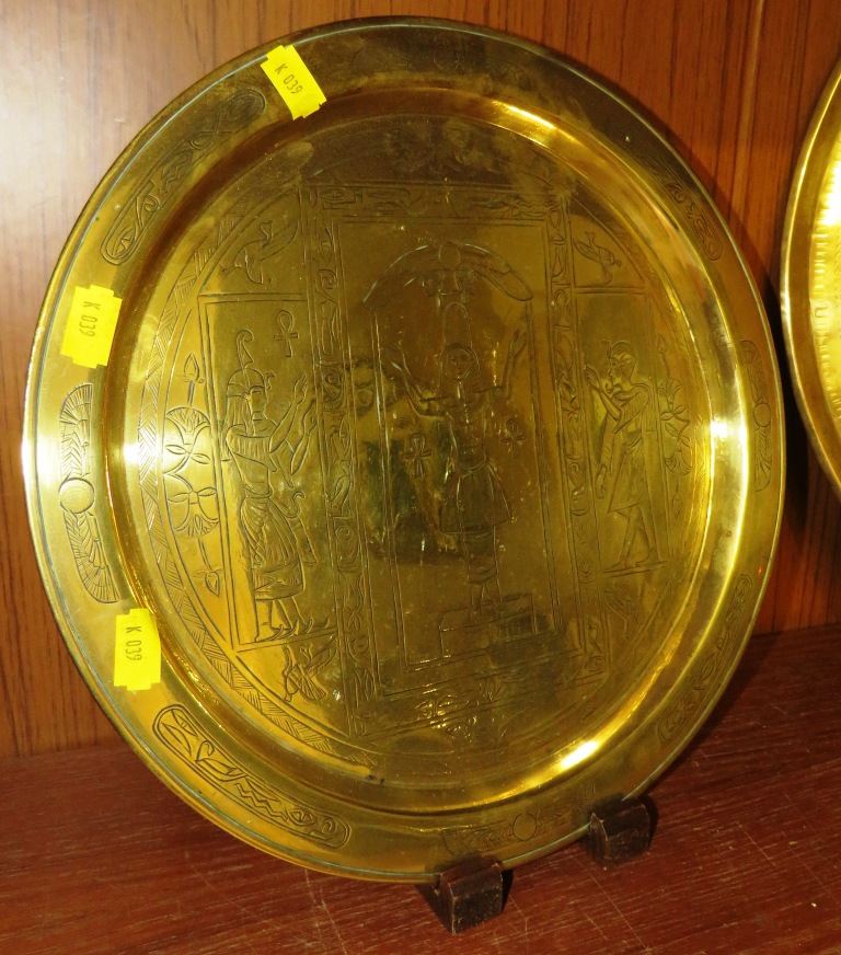 LARGE ENGRAVED ANTIQUE WORN BRASS TRAY WITH PERSIAN OR EASTERN STYLE ANIMALS AND LEAPING FIGURES - Image 3 of 3