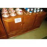 ERCOL MID ELM SIDEBOARD WITH THREE CUPBOARD DOORS, INTERNAL CUTLERY DRAWER AND TWO DRAWERS TO BASE