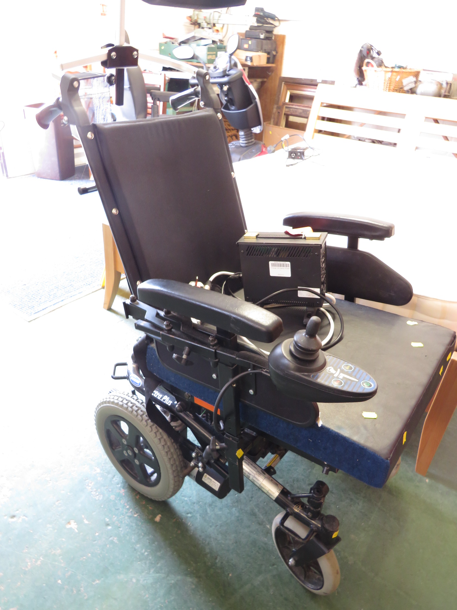 INVACARE SPECTRA PLUS ELECTRIC WHEELCHAIR (CHARGER IN OFFICE) (A/F)