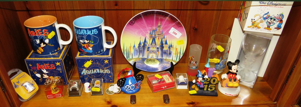 SHELF OF DISNEY SOUVENIRS AND COLLECTABLES INCLUDING DISPLAY PLATE, THIMBLES AND ORNAMENTS