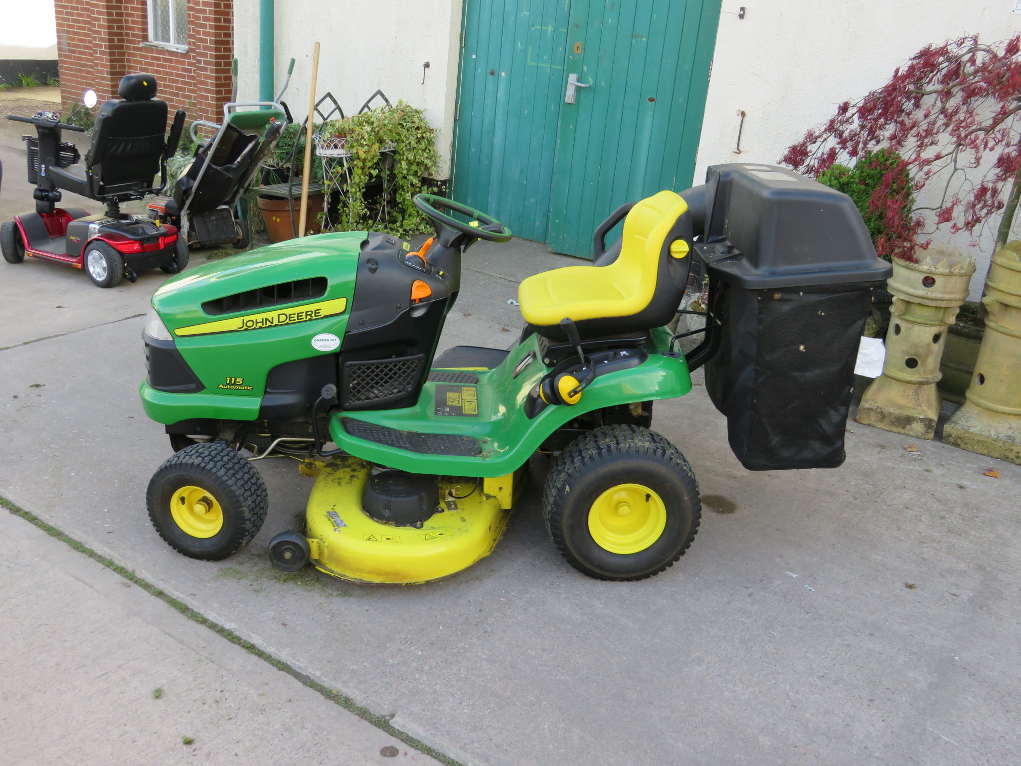 JOHN DEERE 115 AUTOMATIC RIDE ON LAWNMOWER WITH COLLECTION TUBE AND BAGS (INSIDE AUCTION ROOMS ON - Image 5 of 6