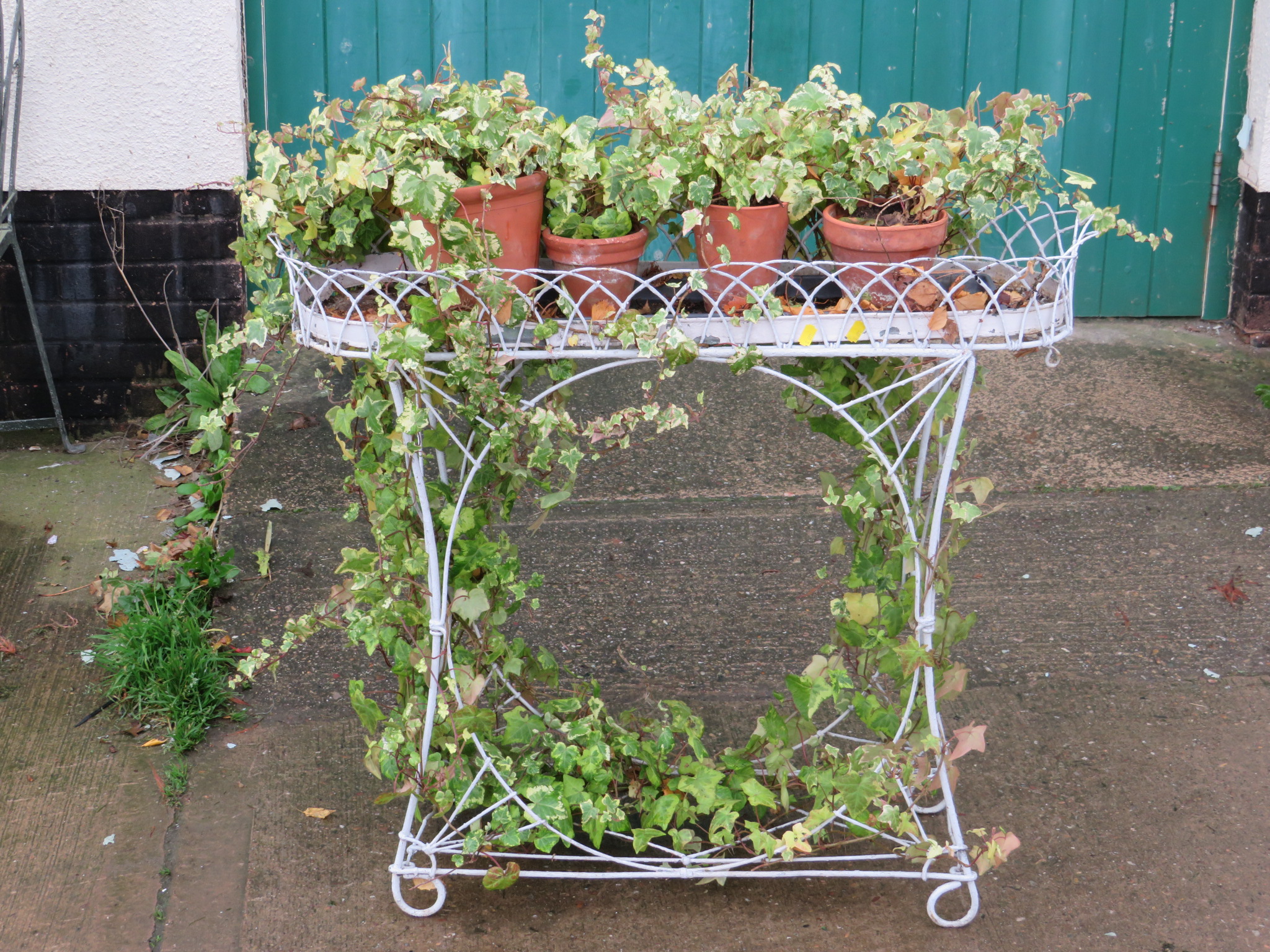 CREAM PAINTED METAL CONSERVATORY PLANT STAND ON LEGS WITH CONTENTS