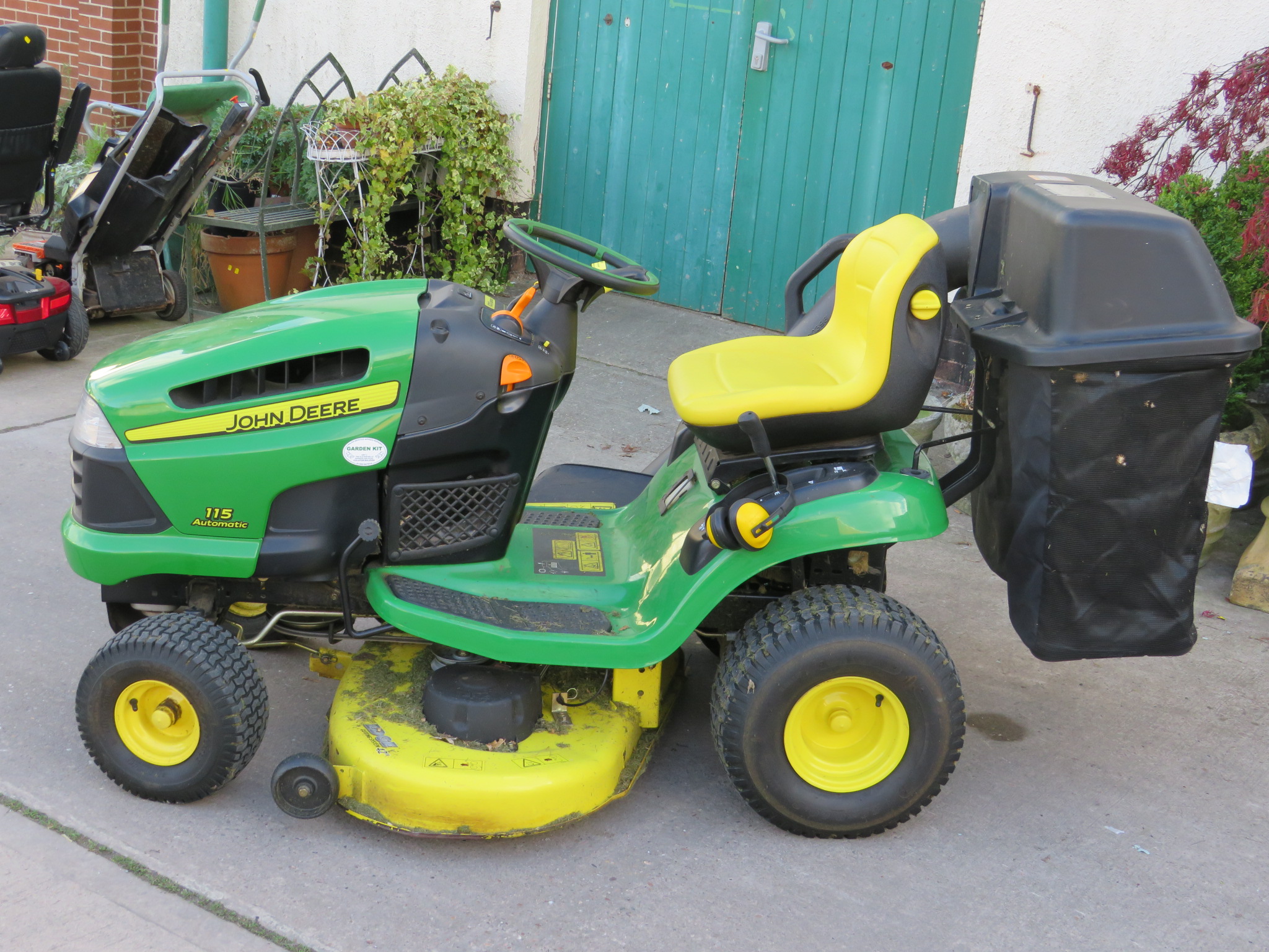 JOHN DEERE 115 AUTOMATIC RIDE ON LAWNMOWER WITH COLLECTION TUBE AND BAGS (INSIDE AUCTION ROOMS ON - Image 4 of 6