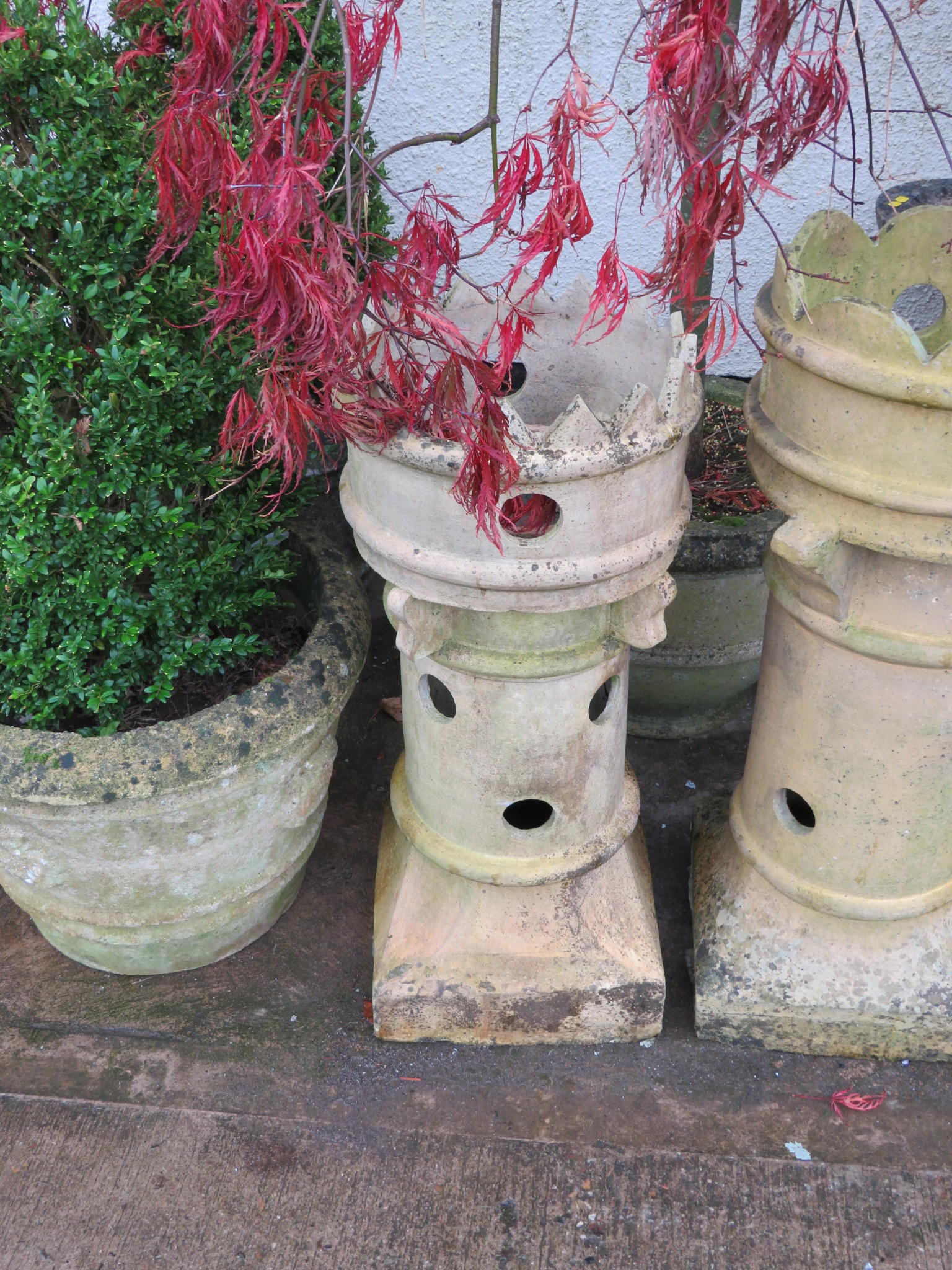 LIGHT COLOURED TERRACOTTA CHIMNEY POT WITH TRIANGULAR DECORATION TO RIM