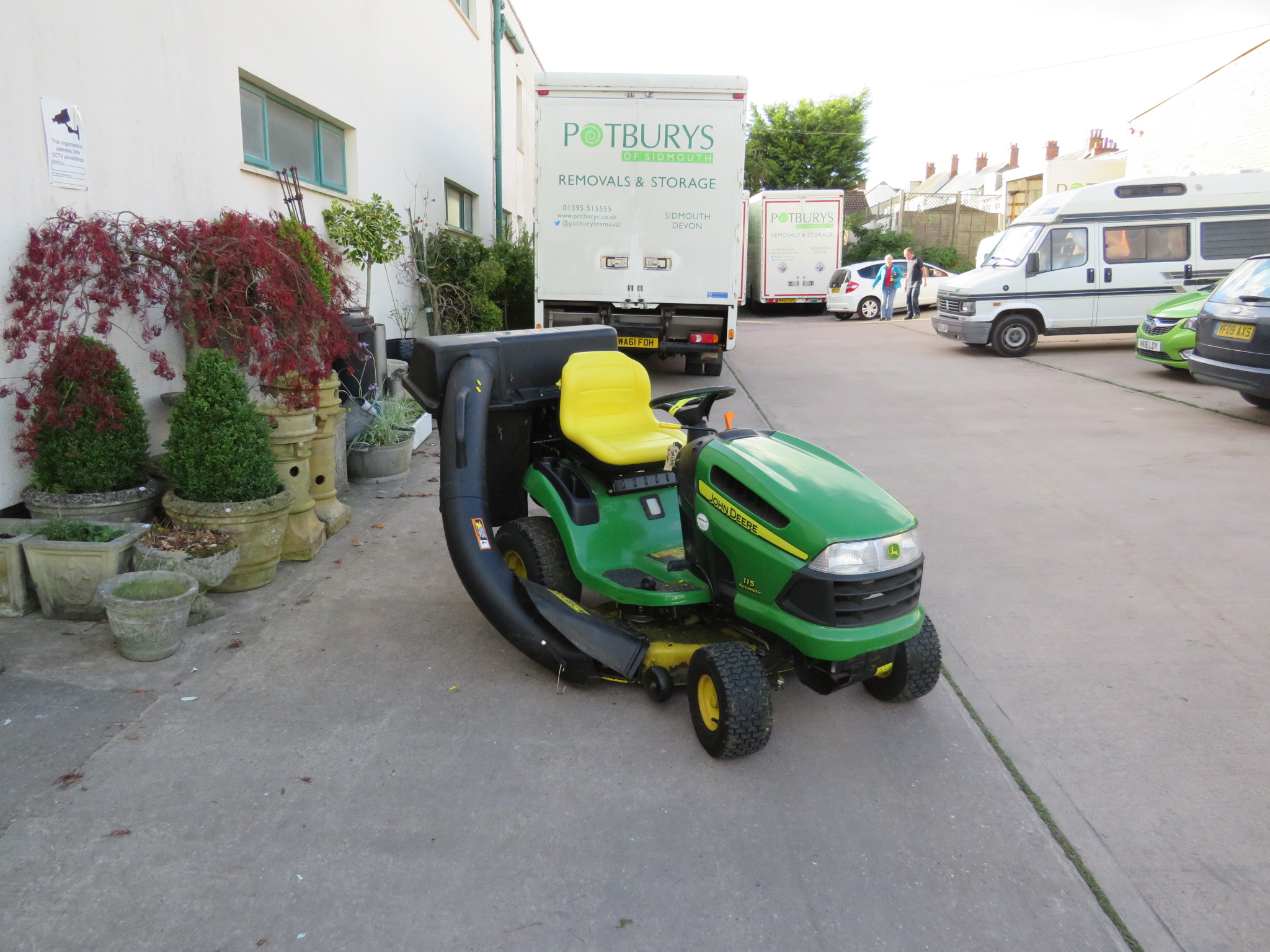 JOHN DEERE 115 AUTOMATIC RIDE ON LAWNMOWER WITH COLLECTION TUBE AND BAGS (INSIDE AUCTION ROOMS ON