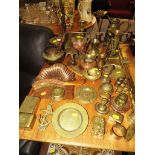 SELECTION OF COPPER AND BRASS ITEMS INCLUDING SMALL KETTLE, TELESCOPIC TOASTING FORK, ETC