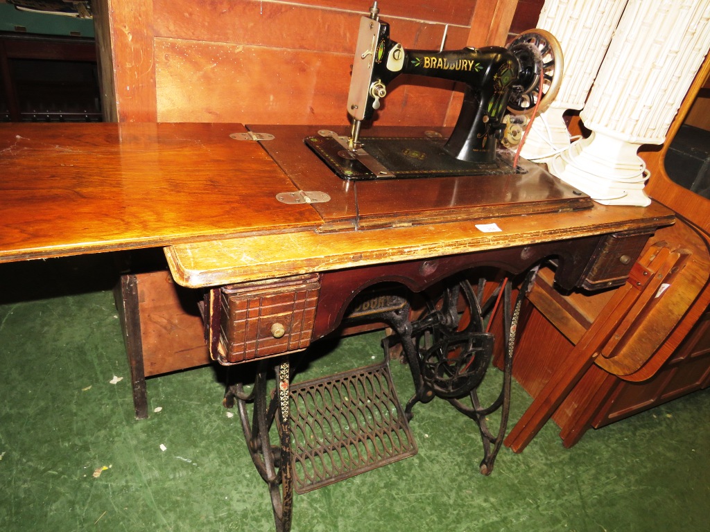 VINTAGE BRADBURY MANUAL SEWING MACHINE SET IN WOODEN SEWING TABLE WITH CAST IRON BASE