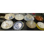 SELECTION OF POTTERY AND CERAMIC BOWLS, PLATES, CHARGERS AND DISHES (A/F)