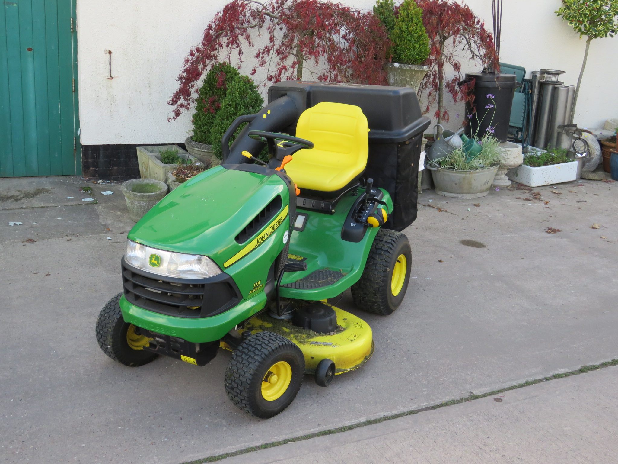 JOHN DEERE 115 AUTOMATIC RIDE ON LAWNMOWER WITH COLLECTION TUBE AND BAGS (INSIDE AUCTION ROOMS ON - Image 3 of 6