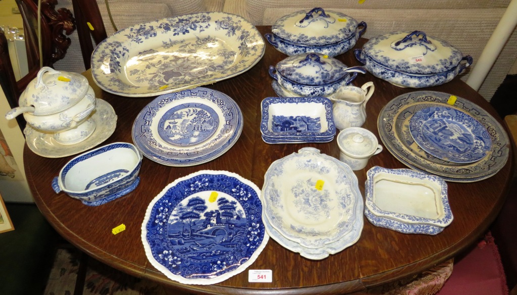 QUANTITY OF ASSORTED ANTIQUE BLUE AND WHITE PATTERNED CHINA INCLUDING CHARGER, LIDDED TERRENES,