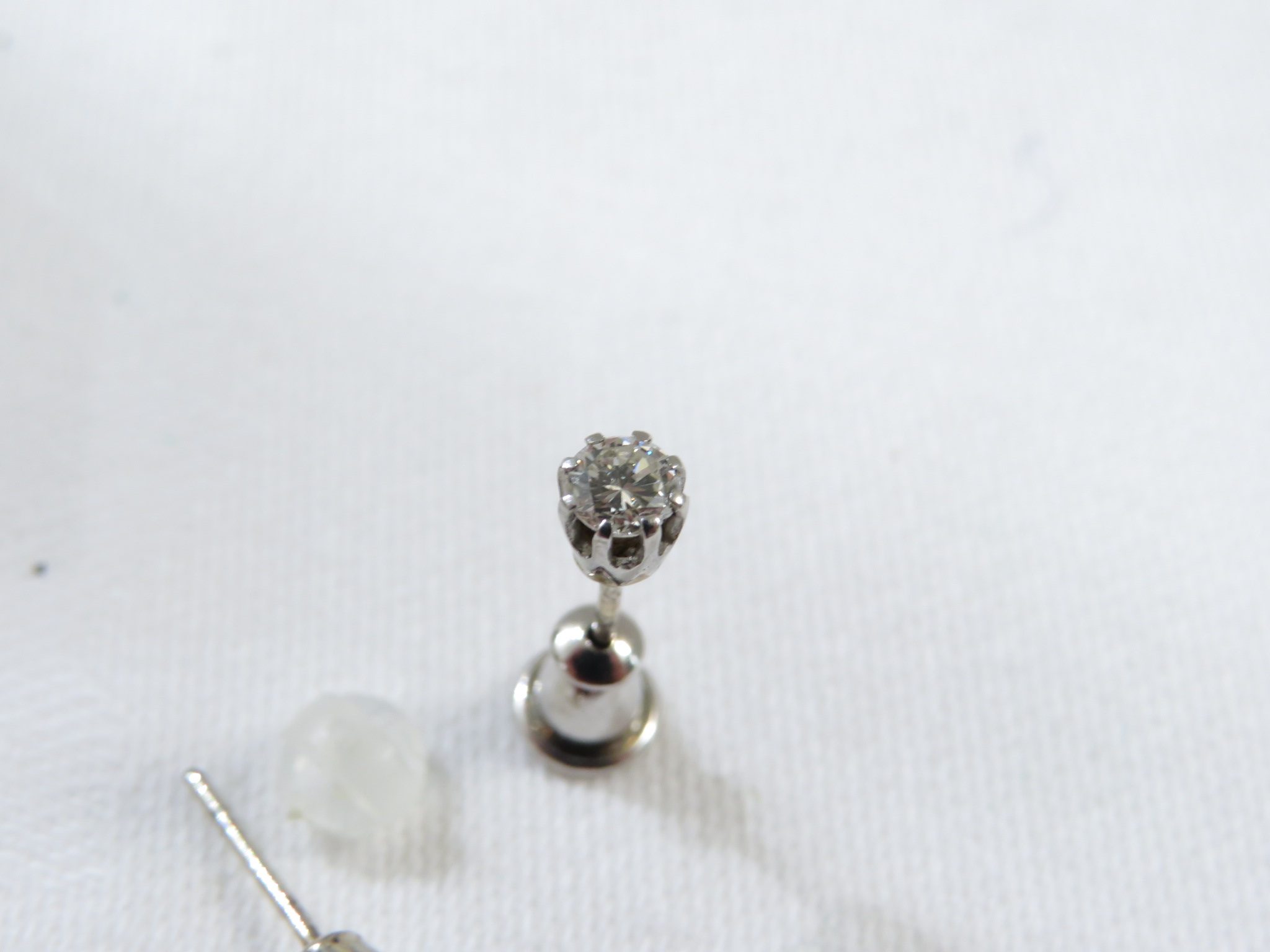 A pair of solitaire diamond ear studs, brilliant cut, each stone estimated at 0.2 carat, white metal - Image 4 of 4