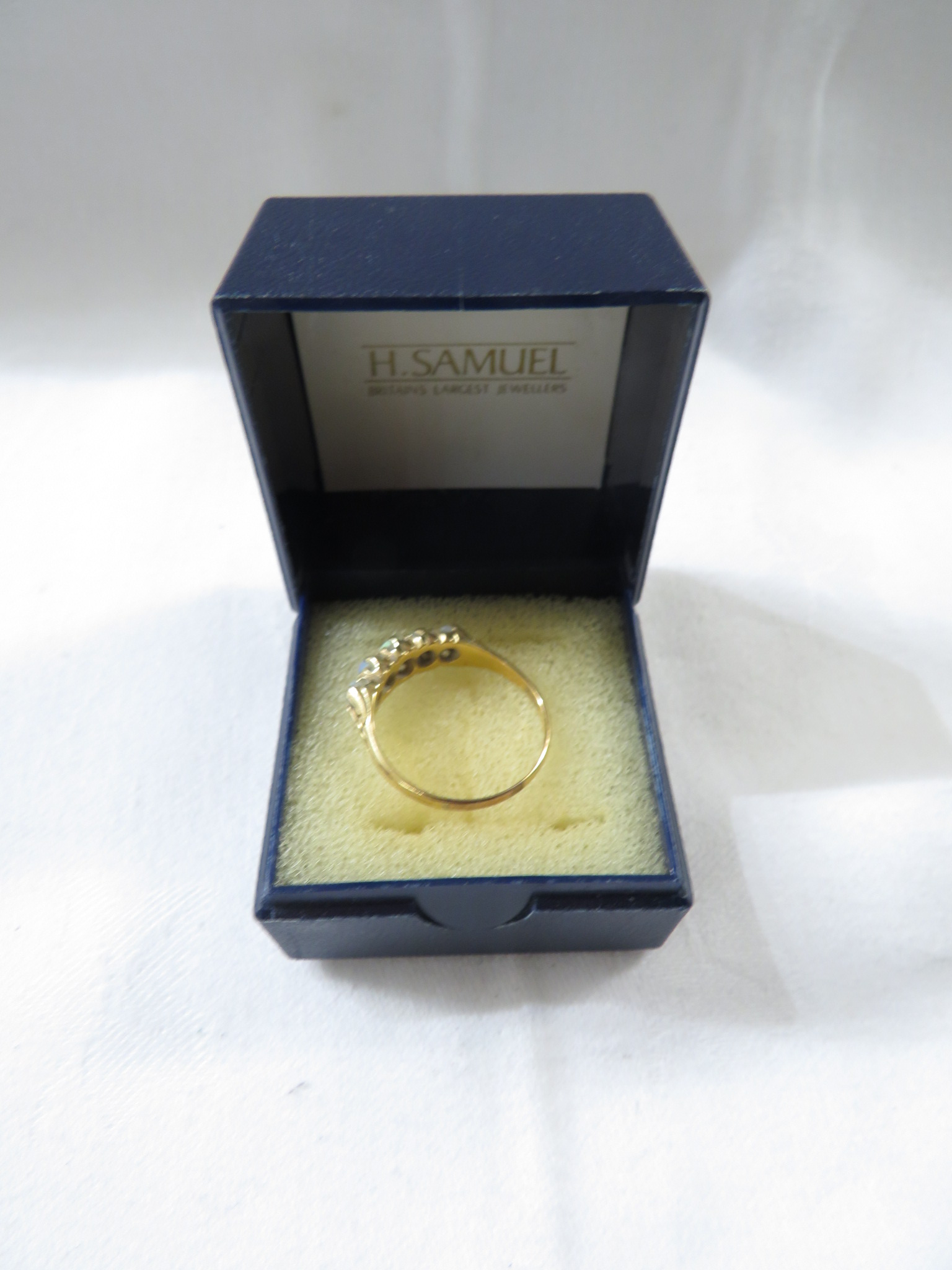 18ct gold ring set with a row of five opals (the largest 4mm x 3mm), British hallmarks, 3.3g, size S - Image 2 of 3