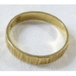 18ct gold ring with bark finish, 2.1g, size M/N for guidance only