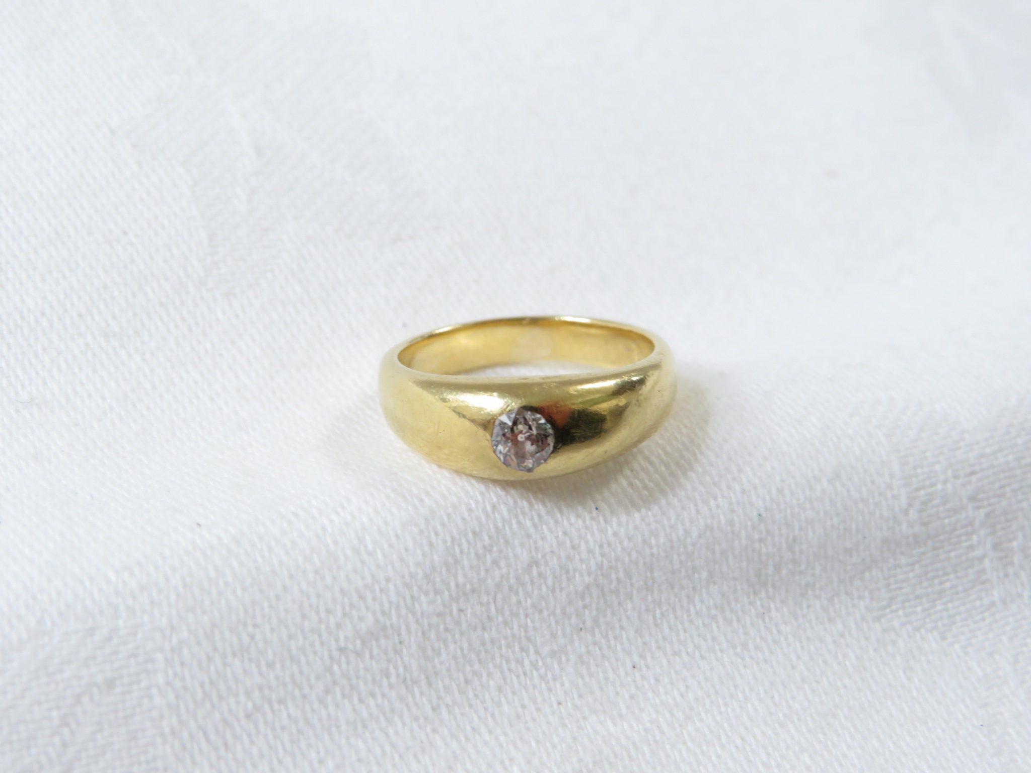 Yellow metal solitaire diamond ring, the brilliant cut stone estimated at 0.2 carat, the shank - Image 2 of 2