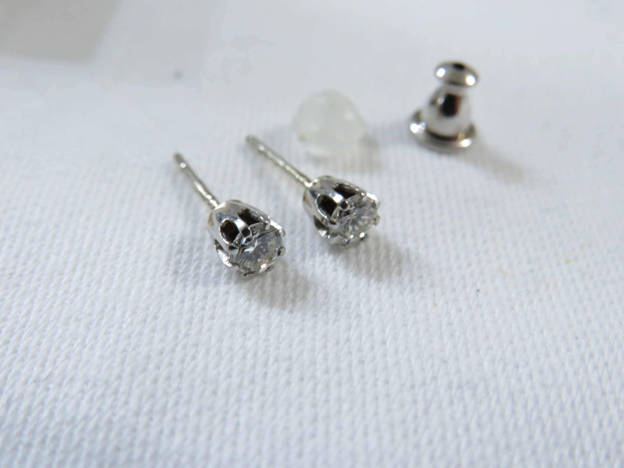 A pair of solitaire diamond ear studs, brilliant cut, each stone estimated at 0.2 carat, white metal - Image 2 of 4