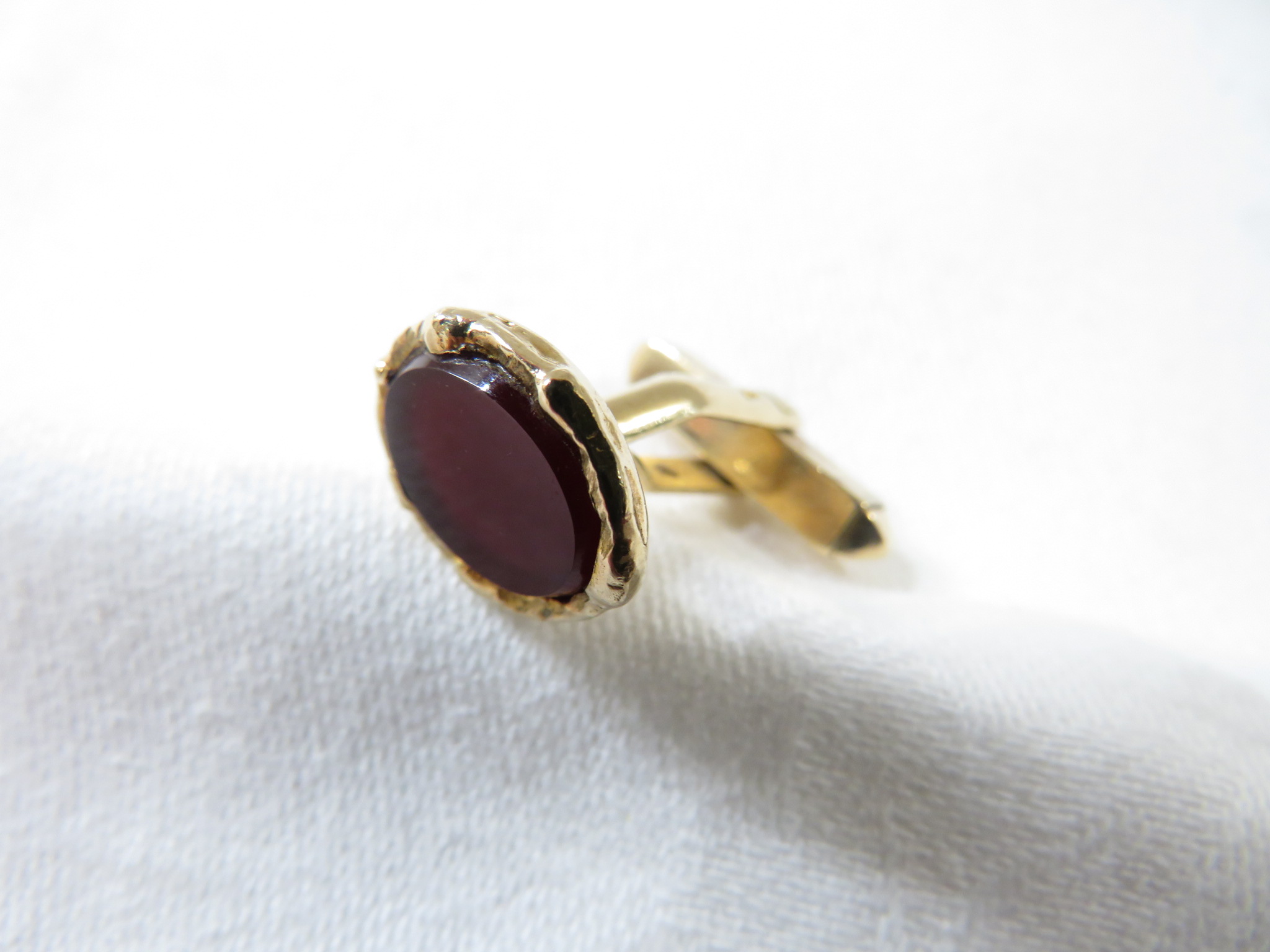 A pair of 9ct gold cufflinks set with un-engraved oval carnelian, combined gross weight 8.7g - Image 2 of 2