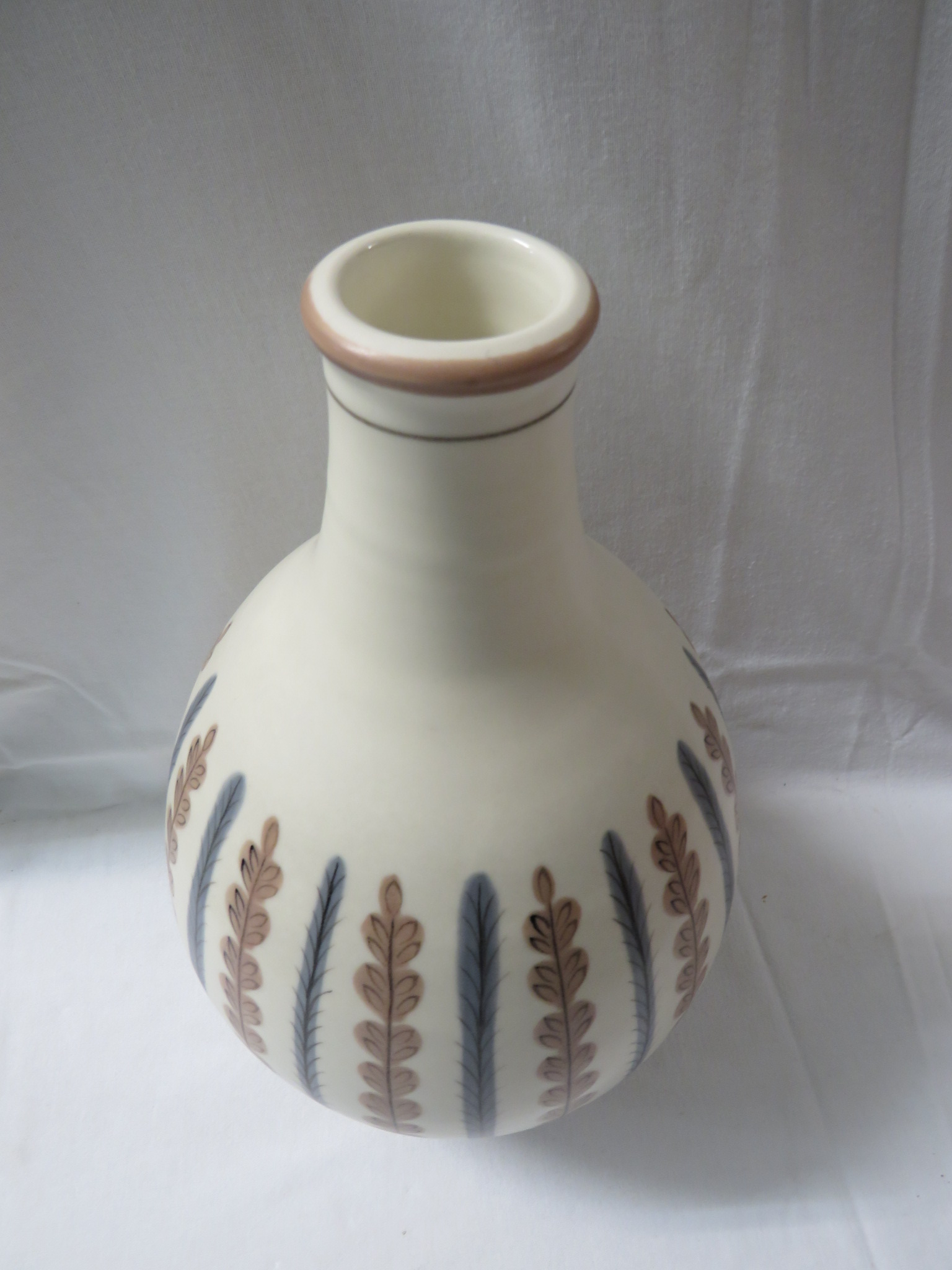 Poole pottery ovoid vase, cream ground with vertical lines of stylized leaves alternately in brown - Image 2 of 3