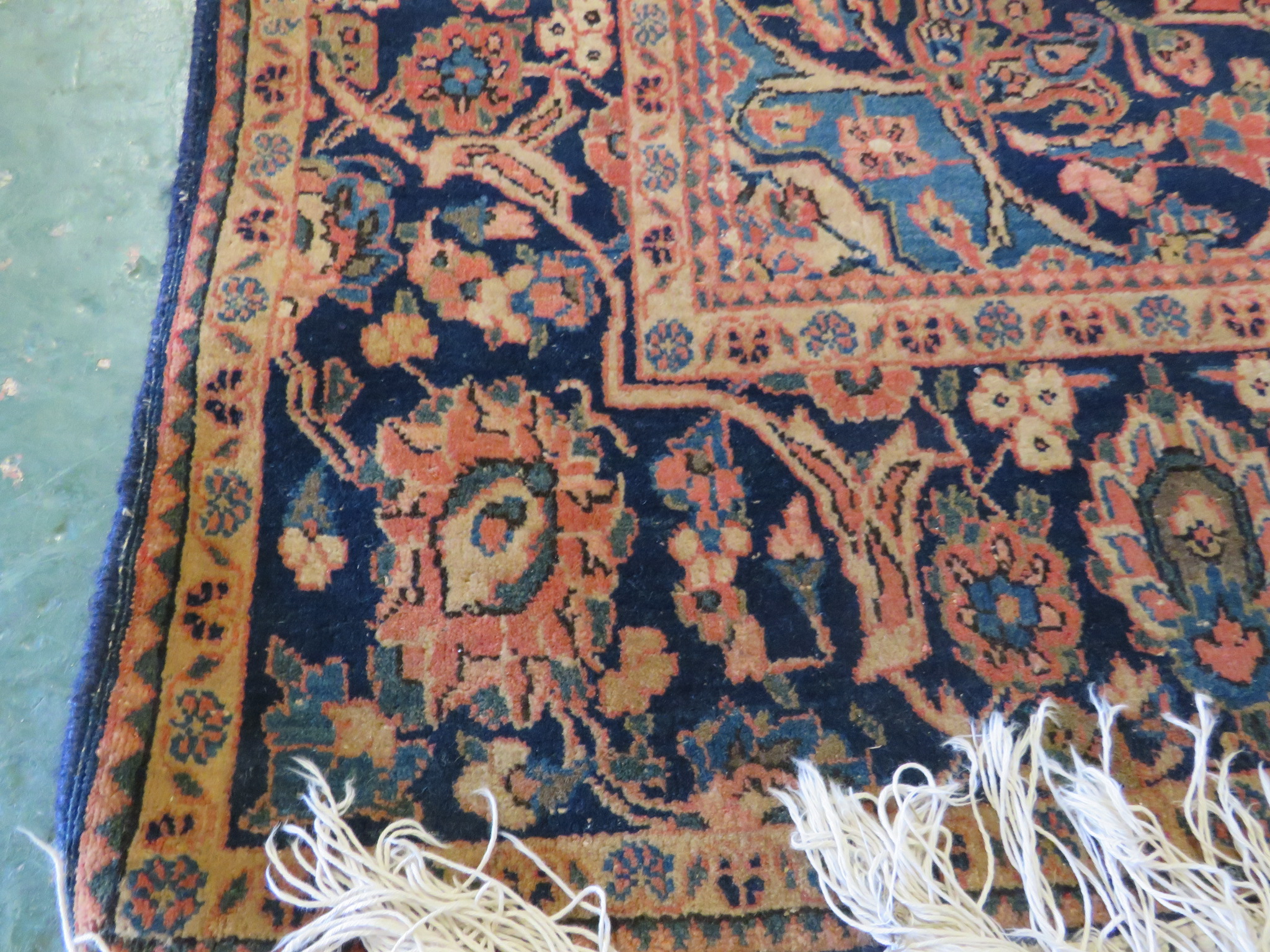 A 20th century fringed Tehran rug with single blue ground margin and a central red ground reserve - Image 3 of 3