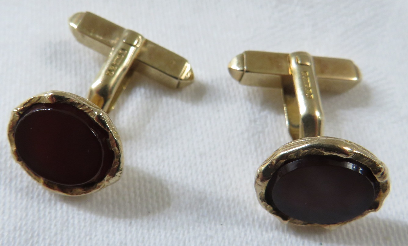 A pair of 9ct gold cufflinks set with un-engraved oval carnelian, combined gross weight 8.7g